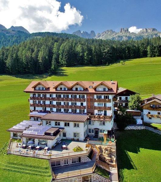 Family & Wellness Hotel Fontana Vigo di Fassa Ngoại thất bức ảnh