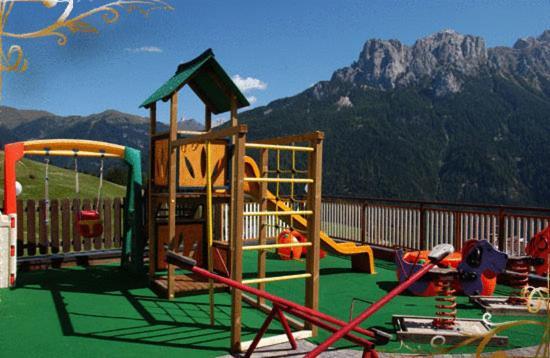 Family & Wellness Hotel Fontana Vigo di Fassa Ngoại thất bức ảnh